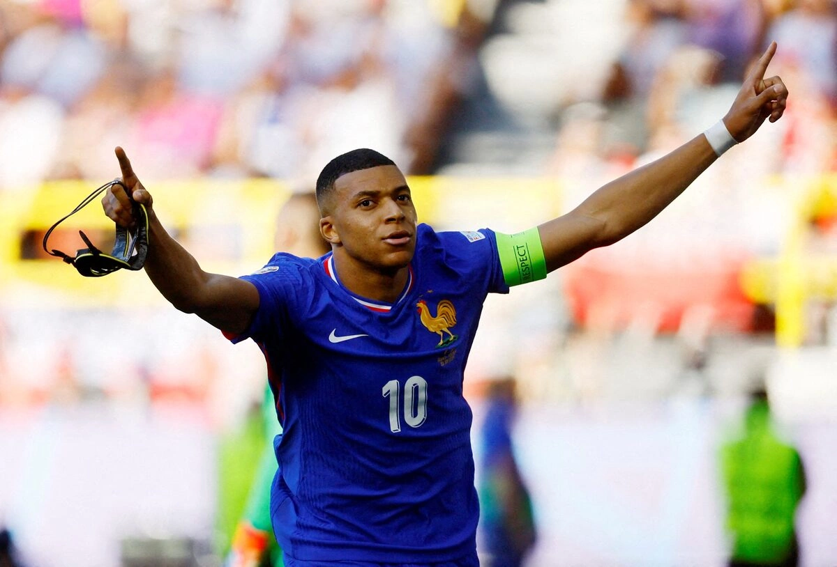 Platini cảnh báo Mbappe: Đừng dính vào chính trị, dễ mất lòng người hâm mộ - hình ảnh - jun88go.vip