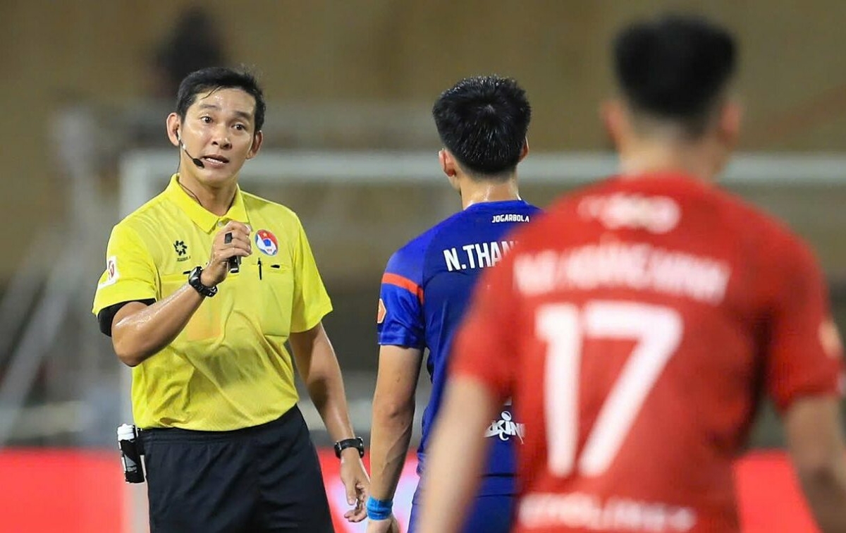 JUN88 cược bóng đá: Trọng tài V-League bị treo còi sau sai lầm dù dùng VAR - hình ảnh - jun88go.vip