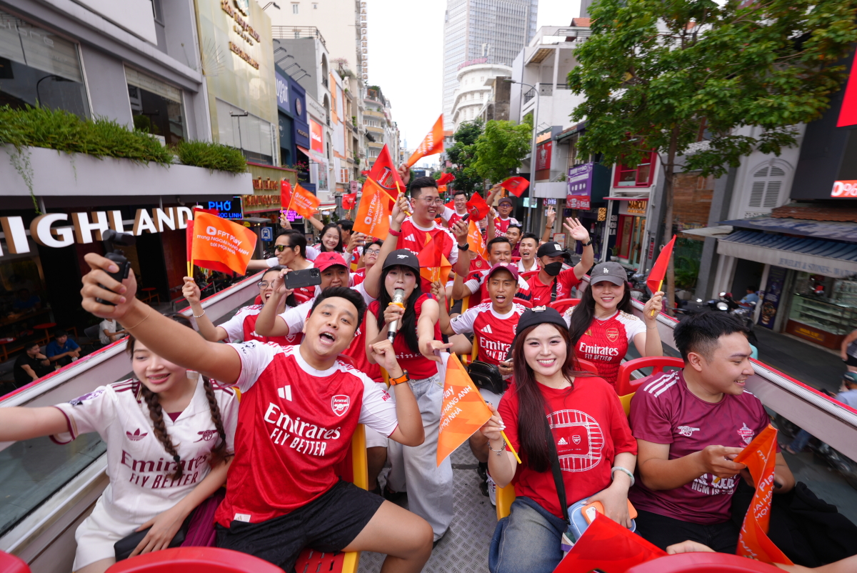 CĐV Arsenal ăn mừng chức vô địch Ngoại hạng Anh 2025-2026: Niềm vui lan tỏa toàn cầu - hình ảnh - jun88go.vip CĐV Arsenal ăn mừng chức vô địch Ngoại hạng Anh 2025-2026: Niềm vui lan tỏa toàn cầu - hình ảnh - jun88go.vip