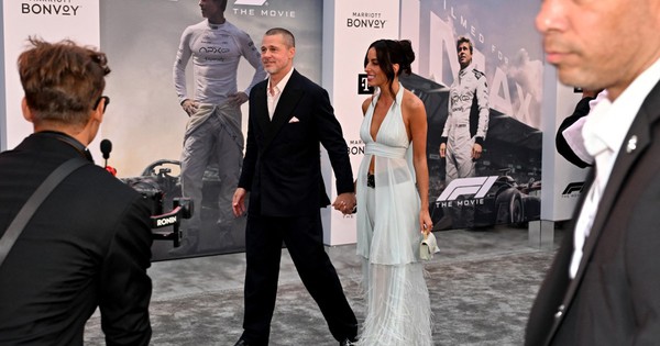 JUN88 chính thức: Brad Pitt và bạn gái mới – Khi tình yêu vướng rào cản gia đình - hình ảnh - jun88go.vip