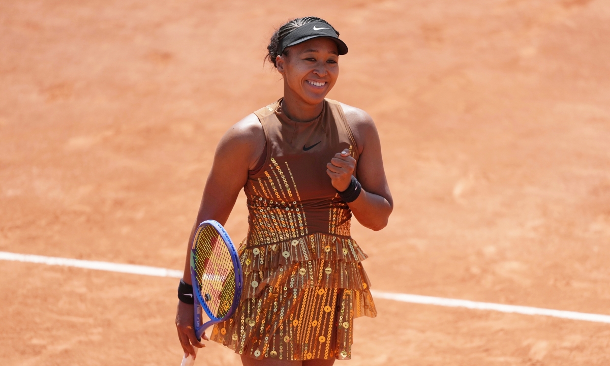 Naomi Osaka lấp lánh trên sân Roland Garros với váy sequin - hình ảnh - jun88go.vip