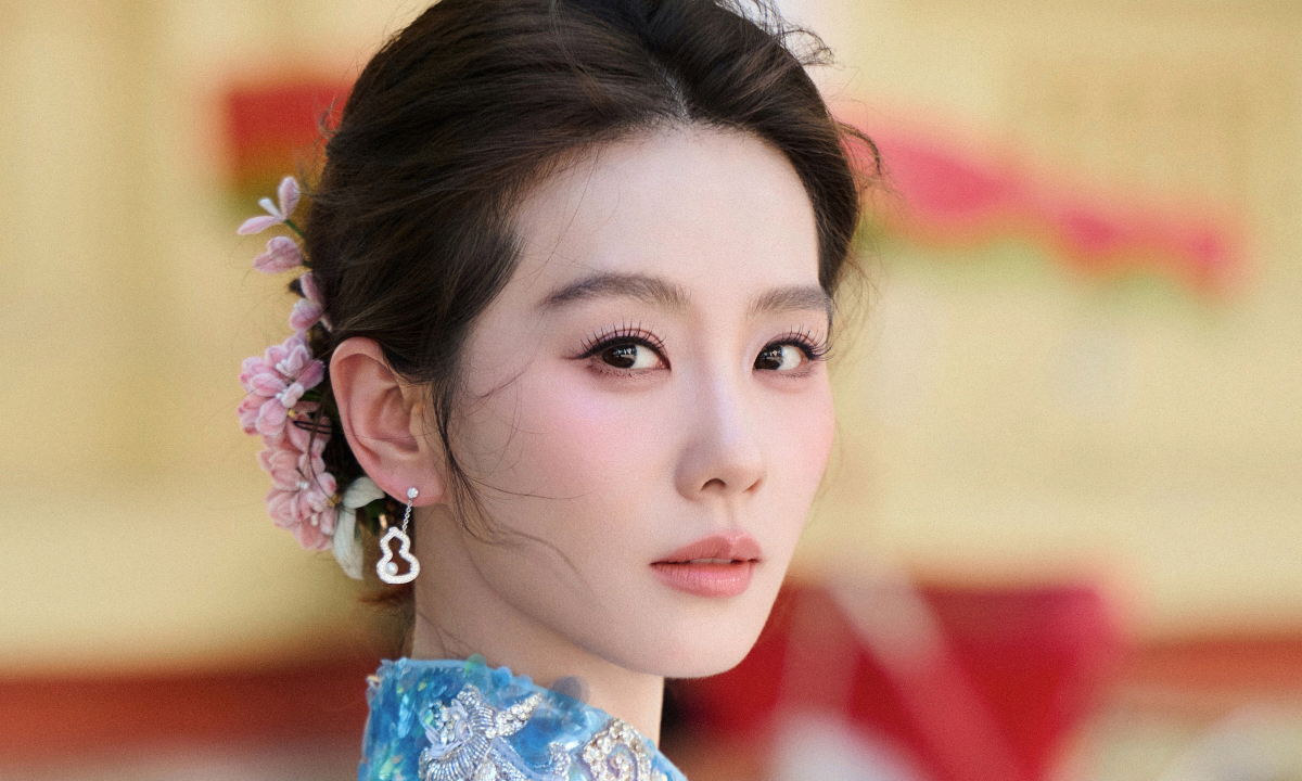 Mốt ‘má đỏ vì nắng gắt’ bùng nổ sau Lưu Thi Thi xuất hiện tại Hà Nội - hình ảnh - jun88go.vip