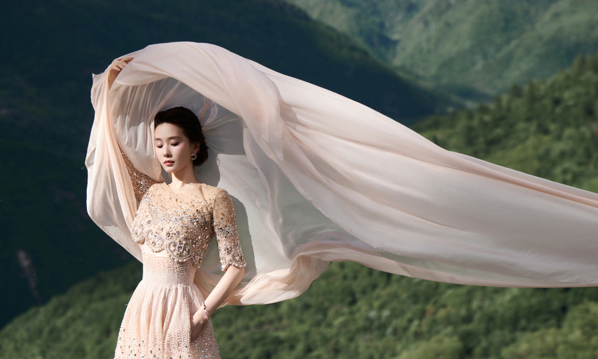 Lưu Thi Thi catwalk giữa thung lũng Cửu Trại Câu: Khoảnh khắc thanh tao làm ‘nức lòng’ fan Việt - hình ảnh - jun88go.vip