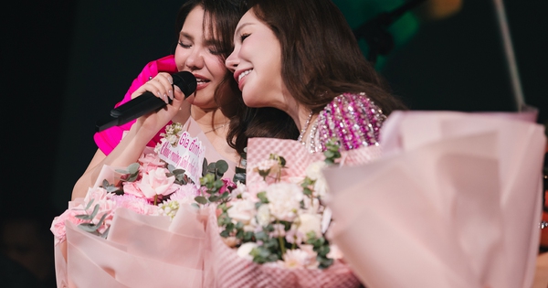 Myra Trần rơi nước mắt trước lời động viên của Hồ Quỳnh Hương trong liveshow sinh nhật - hình ảnh - jun88go.vip Myra Trần rơi nước mắt trước lời động viên của Hồ Quỳnh Hương trong liveshow sinh nhật - hình ảnh - jun88go.vip