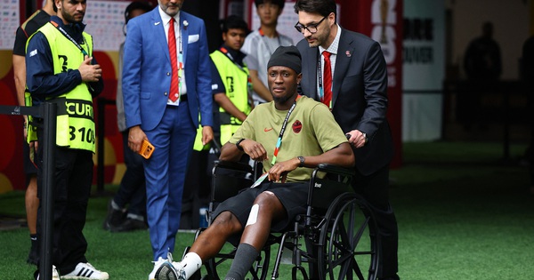 Tiền đạo Canada xuất hiện trên xe lăn sau chấn thương kinh hoàng, FIFA phạt nguội cực nặng sao Qatar - hình ảnh - jun88go.vip