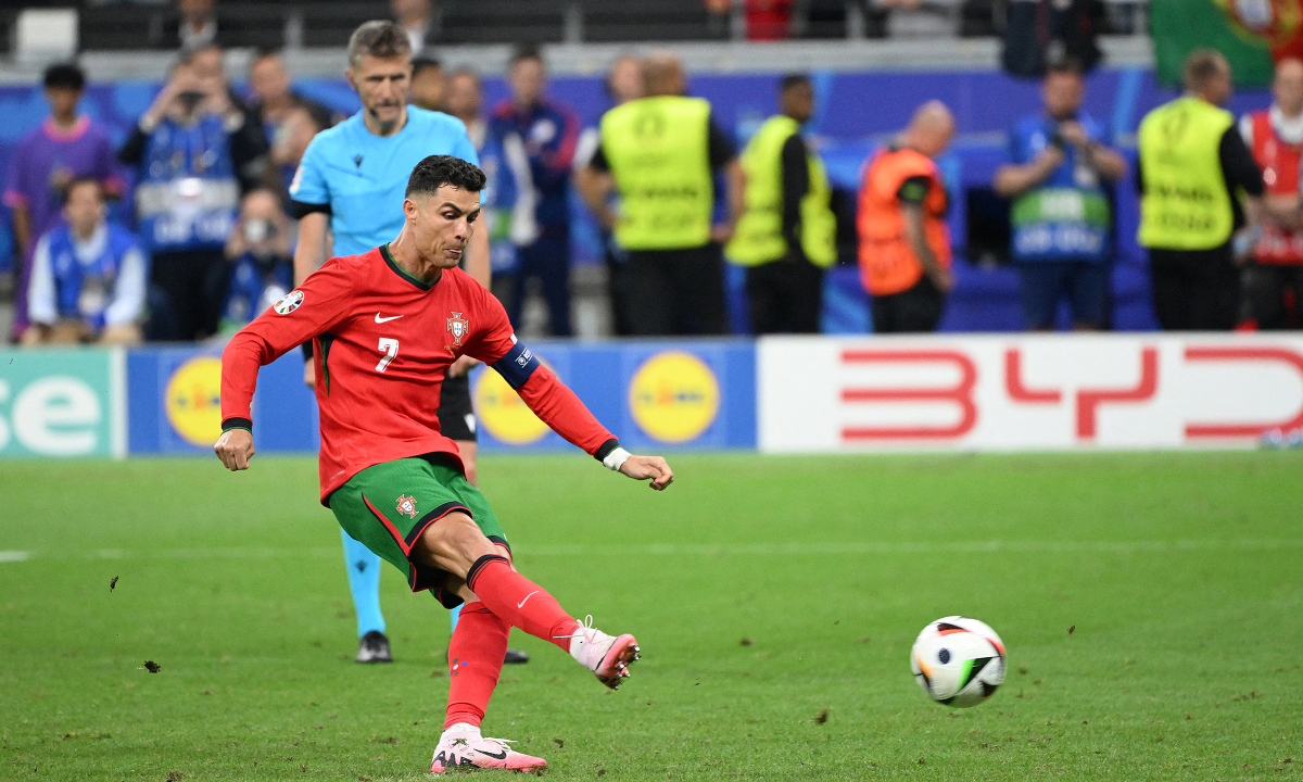 Cựu thủ quân Uruguay: ‘Ronaldo có thể vô địch World Cup 2026 nhờ hỗ trợ từ trọng tài’ - hình ảnh - jun88go.vip