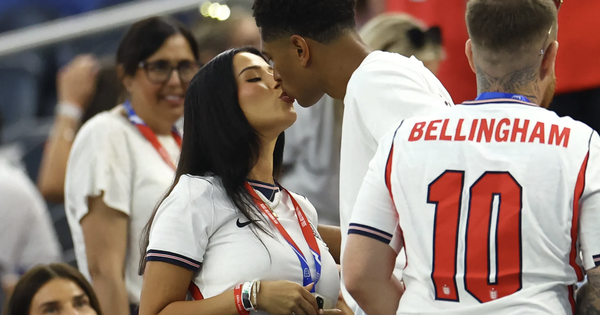 Chuyện ‘yêu’ tại World Cup 2026: Đội tuyển Anh cấm WAGs, còn Messi và Ronaldo thì sao? - hình ảnh - jun88go.vip Chuyện ‘yêu’ tại World Cup 2026: Đội tuyển Anh cấm WAGs, còn Messi và Ronaldo thì sao? - hình ảnh - jun88go.vip