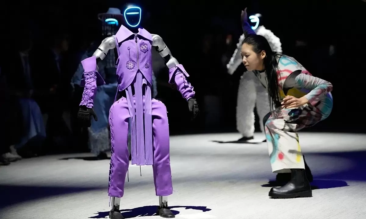 Robot Đọ Catwalk Cùng Người Thật: Tương Lai Thời Trang Hay Cơ Hội Giải Trí Mới? - hình ảnh - jun88go.vip