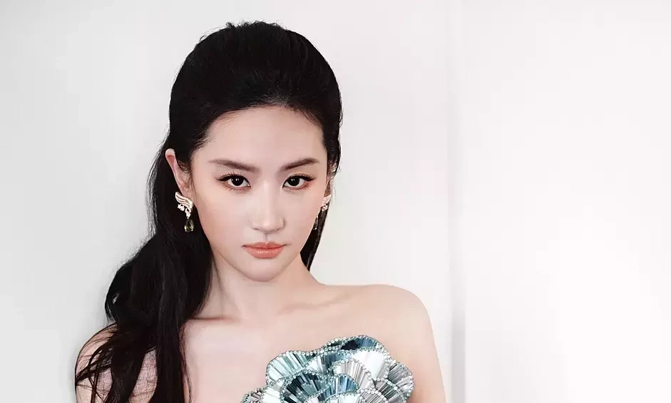 Lưu Diệc Phi tỏa sáng với váy ‘bông hồng thủy tinh’ – Cơ hội giải trí đẳng cấp từ JUN88 eSports - hình ảnh - jun88go.vip