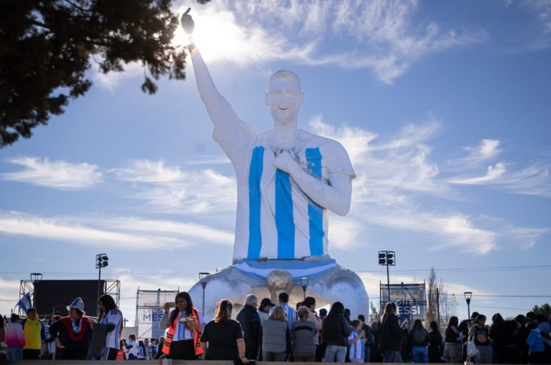 Argentina khánh thành tượng Messi cao 26 mét – Tượng đài mới của huyền thoại bóng đá - hình ảnh - jun88go.vip