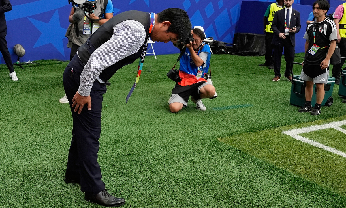 HLV Nhật Bản cúi đầu tri ân khán giả sau trận thua Brazil tại World Cup 2026 - hình ảnh - jun88go.vip HLV Nhật Bản cúi đầu tri ân khán giả sau trận thua Brazil tại World Cup 2026 - hình ảnh - jun88go.vip
