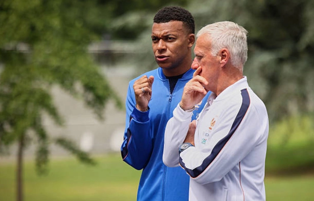 Deschamps: ‘Nhiều HLV cũng ngốc như tôi khi xếp Mbappe đá trung phong’ - hình ảnh - jun88go.vip