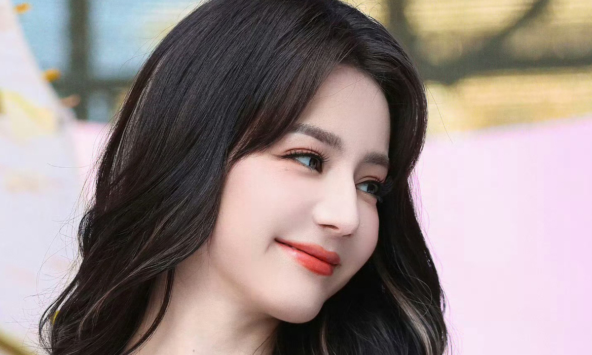Địch Lệ Nhiệt Ba ‘mọng như đào’ với váy thiết kế Việt – Cơ hội giải trí cùng JUN88 - hình ảnh - jun88go.vip Địch Lệ Nhiệt Ba ‘mọng như đào’ với váy thiết kế Việt – Cơ hội giải trí cùng JUN88 - hình ảnh - jun88go.vip