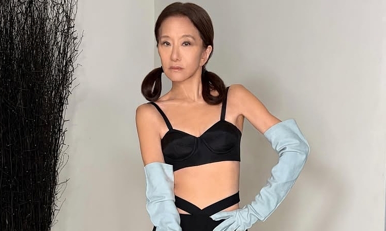 Vera Wang diện váy xuyên thấu, buộc tóc hai bên: Phong cách trẻ trung ở tuổi 77 - hình ảnh - jun88go.vip