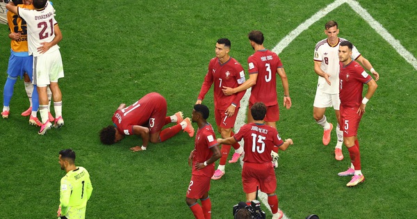 HLV Tây Ban Nha ôm Ronaldo trước trận: Khoảnh khắc khiến fan JUN88 xúc động - hình ảnh - jun88go.vip