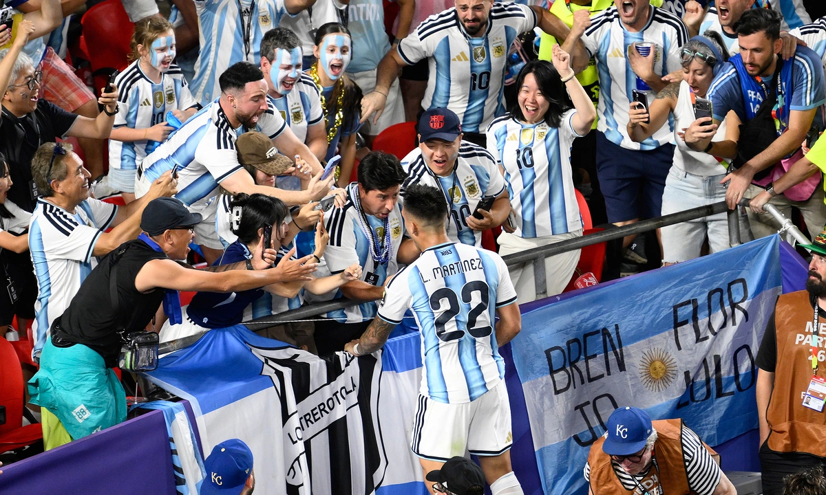 Báo Anh đặt dấu hỏi về việc tiền đạo Argentina thoát thẻ đỏ: góc nhìn mới cho người chơi Việt - hình ảnh - jun88go.vip
