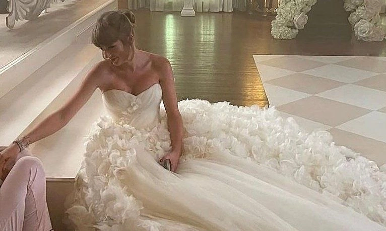 Taylor Swift diện đầm cưới Dior trong hôn lễ – Cập nhật tin tức giải trí hot - hình ảnh - jun88go.vip Taylor Swift diện đầm cưới Dior trong hôn lễ – Cập nhật tin tức giải trí hot - hình ảnh - jun88go.vip